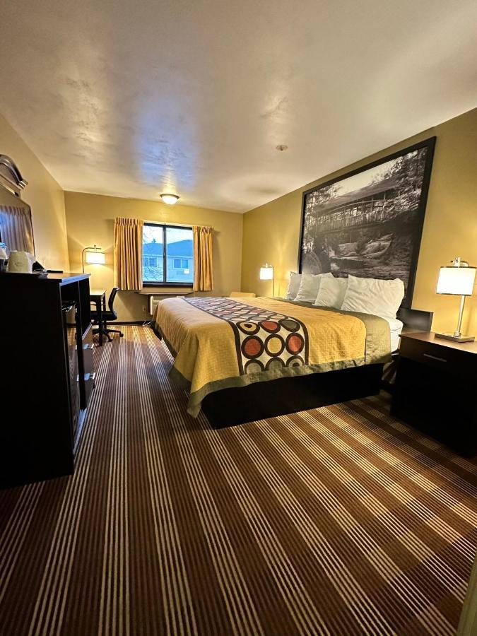 Super 8 By Wyndham Eau Claire Wi Hotel Exterior photo
