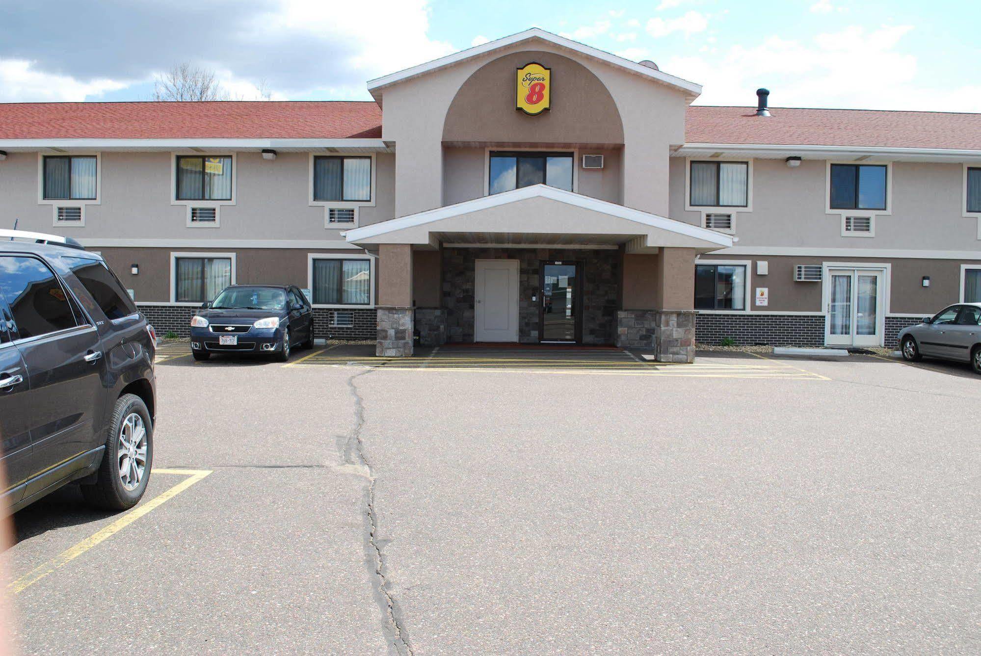 Super 8 By Wyndham Eau Claire Wi Hotel Exterior photo